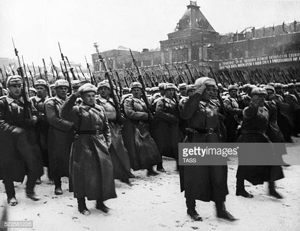 Sau khi duyệt binh qua Quảng trường Đỏ và Lăng Lê-nin, những người lính này... tiến thẳng ra mặt trận. Nguồn ảnh: BI.