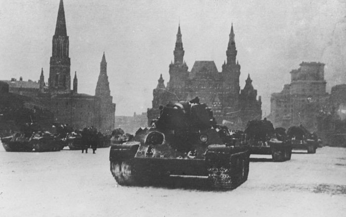 Rất nhiều sĩ quan Hồng quân tham gia cuộc duyệt binh này khi vẫn đang ngồi trên ghế nhà trường. Họ được phong vượt quân hàm, tiến thẳng ra mặt trận chiến đấu khi chưa kịp hoàn thành chương trình học của mình. Nguồn ảnh: BI.