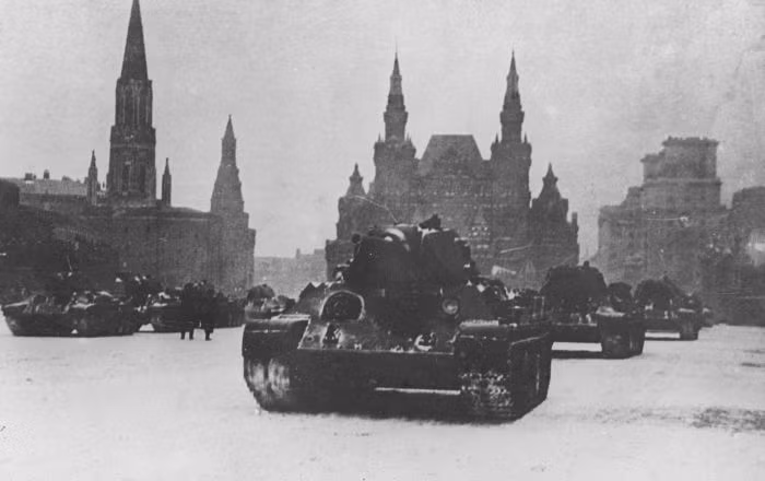 Rất nhiều sĩ quan Hồng quân tham gia cuộc duyệt binh này khi vẫn đang ngồi trên ghế nhà trường. Họ được phong vượt quân hàm, tiến thẳng ra mặt trận chiến đấu khi chưa kịp hoàn thành chương trình học của mình. Nguồn ảnh: BI.