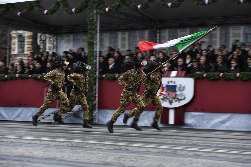 Lực lượng lính đặc nhiệm sơn cước của Italia với chiếc mũ lông chim độc đáo cùng màn diễu hành lạ không kém đó là... chạy qua khán đài. Nguồn ảnh: Sputnik.