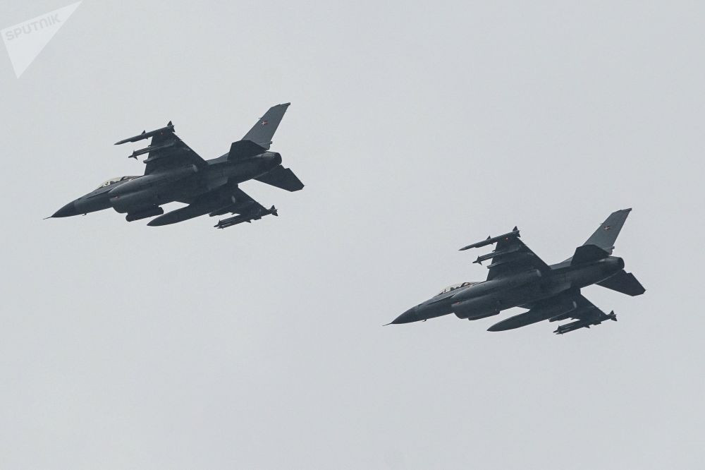 Các chiến đấu cơ F-16 tham gia cuộc diễu binh - đây cũng không phải F-16 trong biên chế Latvia. Bản thân quân đội Latvia không có bất cứ tiêm kích nào mà chỉ có máy bay vận tải và trực thăng. Nguồn ảnh: Sputnik.
