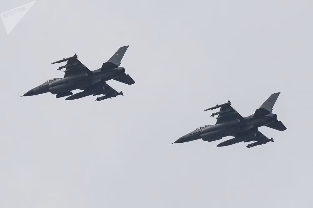 Các chiến đấu cơ F-16 tham gia cuộc diễu binh - đây cũng không phải F-16 trong biên chế Latvia. Bản thân quân đội Latvia không có bất cứ tiêm kích nào mà chỉ có máy bay vận tải và trực thăng. Nguồn ảnh: Sputnik.