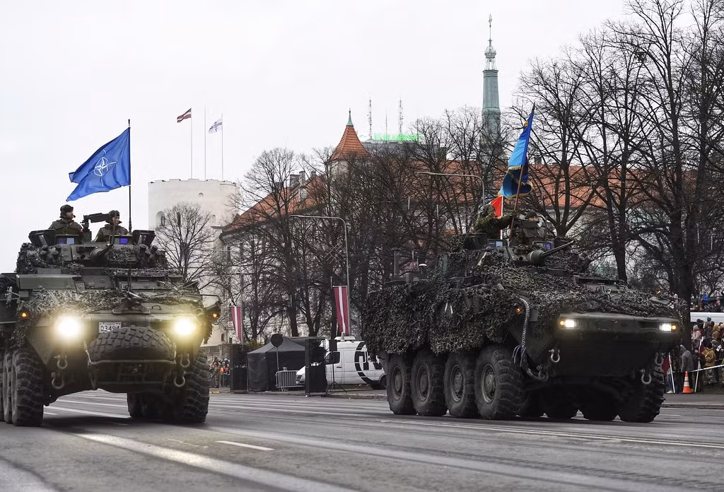 Xe thiết giáp Stryker mang cờ NATO diễu hành mừng 101 năm Latvia thành lập. Nguồn ảnh: Sputnik.