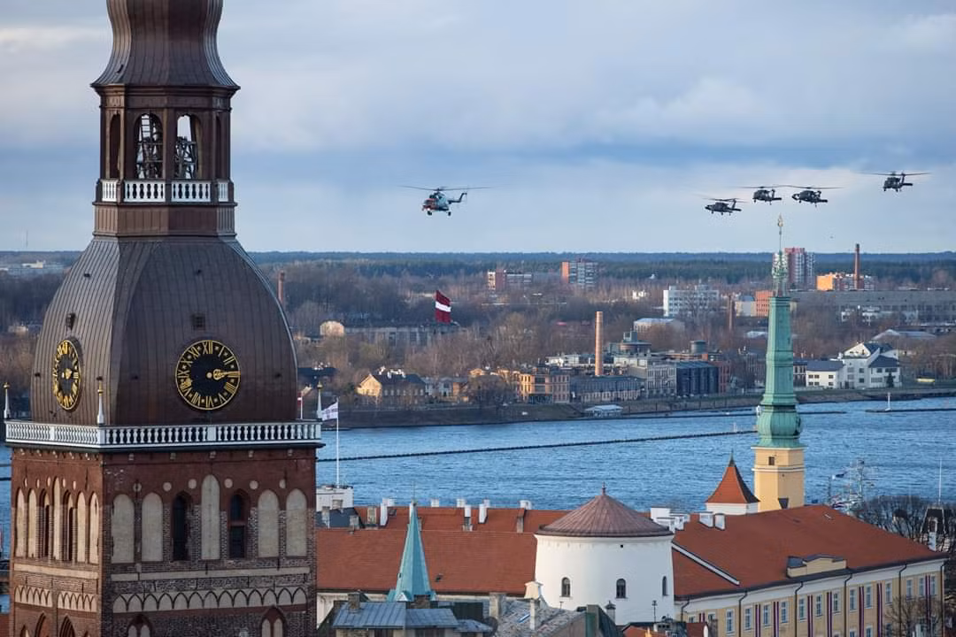 Latvia là một quốc gia có biên giới chung với Nga. nơi gần nhất giữa Latvia và Moscow chỉ 600 km. Việc Quân đội Latvia càng ngày càng thân thiết với NATO khiến Moscow chắc chắn sẽ "đứng ngồi không yên". Nguồn ảnh: Livejournal.