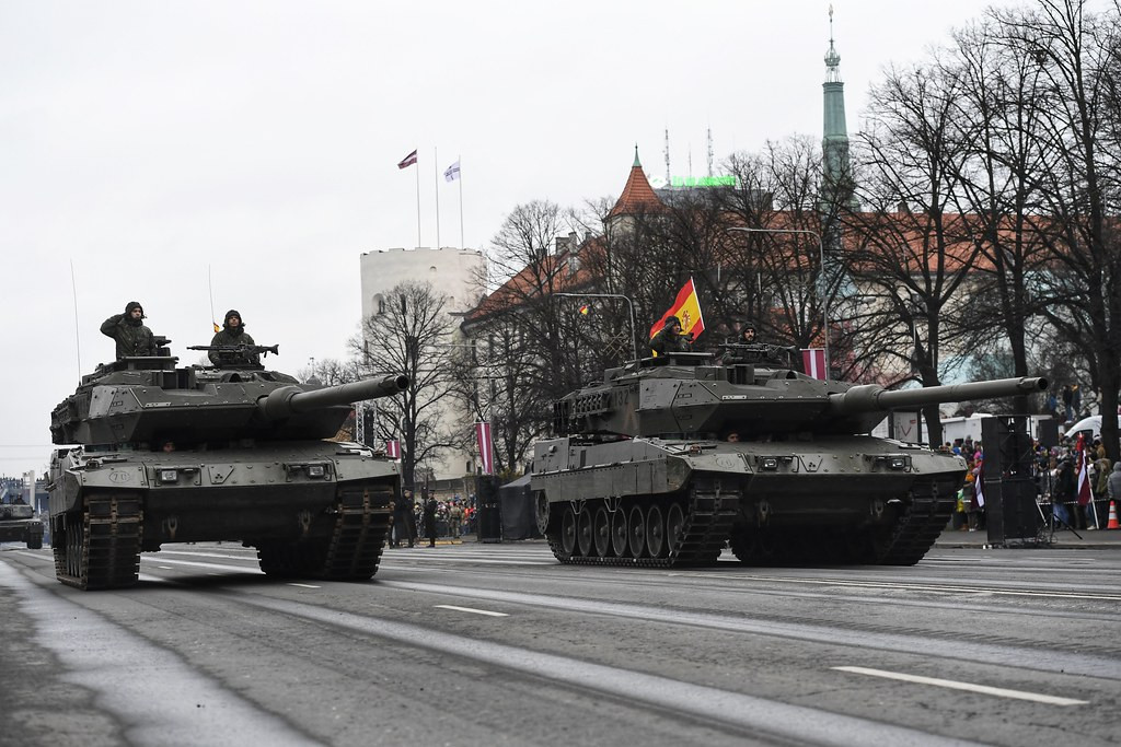 Xe tăng chủ lực Leopard 2 mang cờ Tây Ban Nha xuất hiện trong cuộc diễu hành của Latvia. Nguồn ảnh: Sputnik.