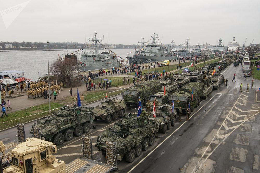 Hàng dài phương tiện, thiết bị quân sự chuẩn bị cho cuộc diễu hành. Tuy nhiên, rất ít trong số đó là các loại phương tiện hiện đang phục vụ trong biên chế của Latvia. Nguồn ảnh: Sputnik.