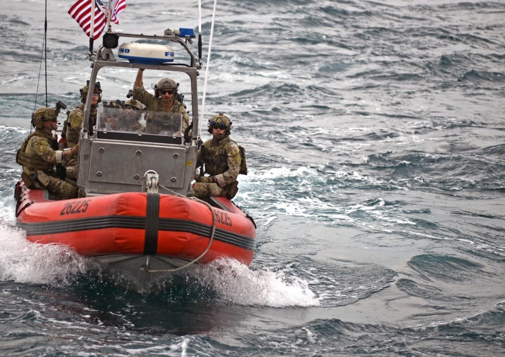 Theo hành trình tàu USCGC Stratton trong nửa năm vừa qua ở khu vực châu Á - Thái Bình Dương được truyền thông Trung Quốc mô phỏng bằng hình vẽ, rõ ràng Bắc Kinh cố ý cho rằng USCGC Stratton xâm phạm vùng lãnh hải của mình khi lại cài cắm đường lưỡi bò để bành trướng dã tâm độc chiếm Biển Đông. Tuy nhiên, không phải chỉ các nước hiện diện ở Biển Đông phản đối yêu sách đường 9 đoạn của Bắc Kinh, mà Mỹ cũng đang tăng cường sử dụng lực lượng tuần duyên, mở rộng phạm vi hoạt động ở Biển Đông trong bối cảnh Trung Quốc liên tục có các hành vi gây căng thẳng trong khu vực. Nguồn ảnh: QQ