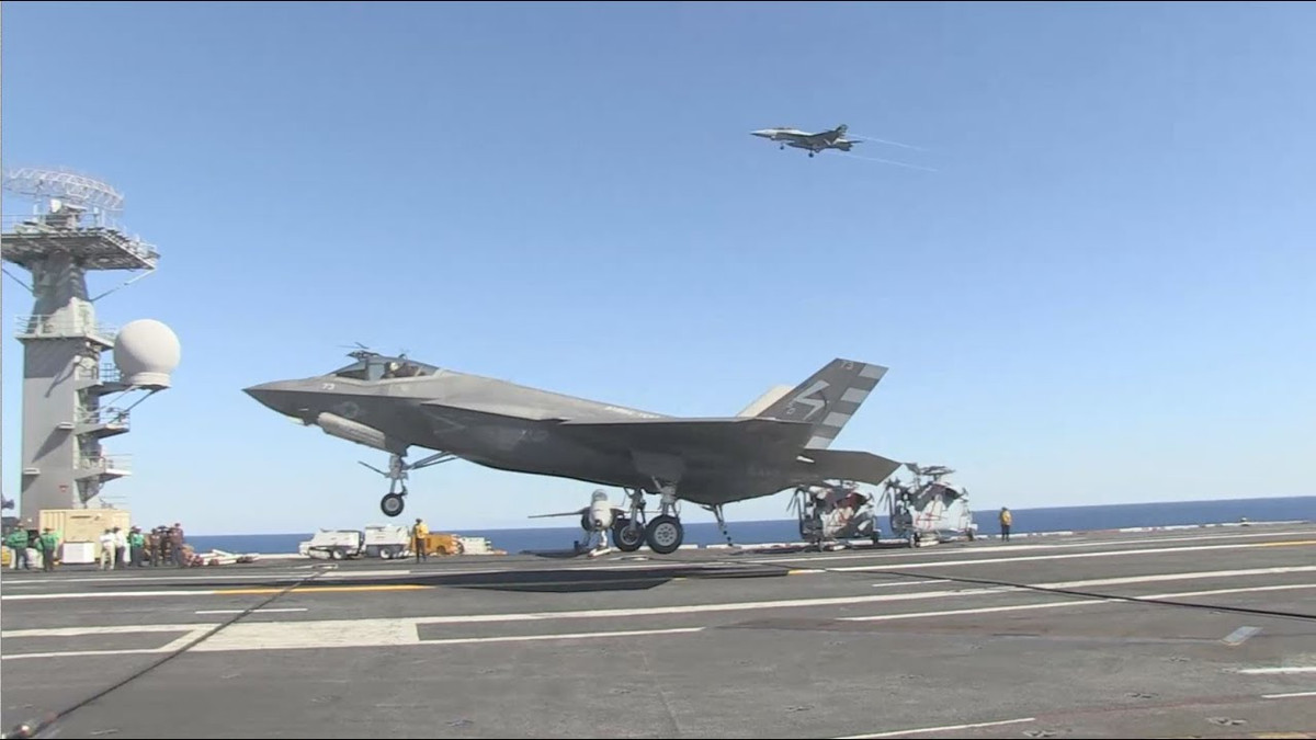 Hệ thống mới của Mỹ hứa hẹn sẽ tạo ra một cuộc cách mạng đóng tàu sân bay trong tương lai. Thay vì sử dụng thuỷ lực với lượng hơi nước lãng phí sau mỗi lần hạ cánh là quá nhiều, việc sử dụng điện sẽ giúp tàu sân bay tiết kiệm được rất nhiều tài nguyên vì điện vốn được cung cấp từ lò phản ứng hạt nhân và gần như... vô hạn trên mọi tàu sân bay Mỹ. Nguồn ảnh: Pinterest