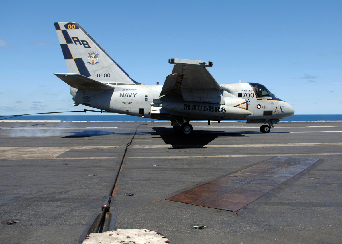 Hệ thống thu hồi máy bay trên các hàng không mẫu hạm của Mỹ hiện tại bao gồm ba cáp hãm đà và 6 trục piston thuỷ lực được sử dụng để giảm tốc độ máy bay từ 300 km/h xuống còn 0 km/h mà chỉ tốn hơn trăm mét đường băng hạ cánh. Nguồn ảnh: Pinterest