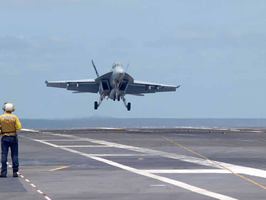 Ngoài ra, khi hạ cánh các phi công của Hải quân Mỹ sẽ đều điều chỉnh công suất động cơ máy bay ở mức tối đa, đề phòng trường hợp móc trượt cáp hạ cánh họ sẽ có đủ động năng để cất cánh lại - điều này khiến hệ thống cáp phải chịu thêm một lực rất lớn bên cạnh đà bay của chiếc chiến đấu cơ. Nguồn ảnh: Pinterest