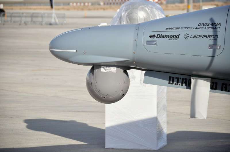 Trước mũi máy bay được trang bị hệ thống camera 360 độ có khả năng tháo lắp dễ dàng. Loại máy bay này được sản xuất bởi tập đoàn Leonardo tới từ Italia. Nguồn ảnh: BMPD.