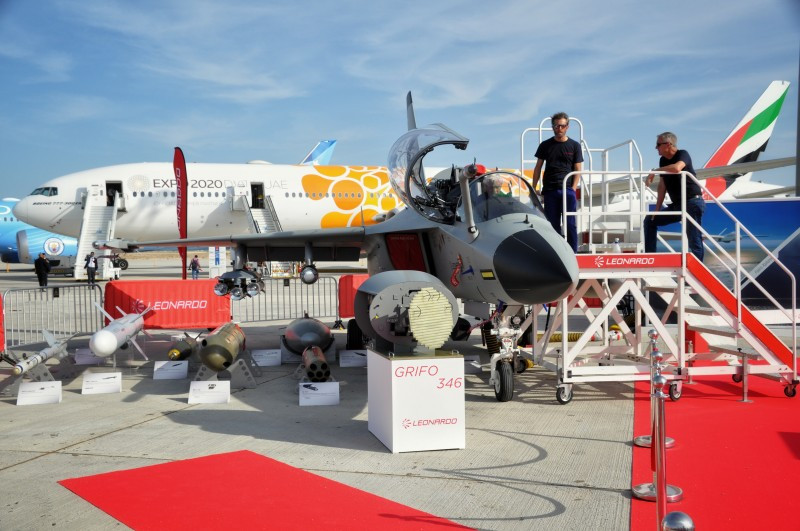 Lần đầu tiên, phiên bản chiến đấu của dòng Leonardo M-346 cũng được mang ra trưng bày. Thậm chí nhà sản xuất còn đặc biệt nhấn mạnh vào việc máy bay được trang bị radar băng tần X bằng cách bày nguyên dàn radar này ở bên cạnh máy bay. Nguồn ảnh: BMPD.