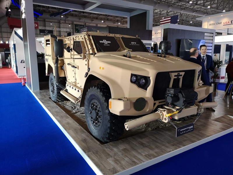 Triển lãm hàng không Dubai luôn là một cơ hội lớn cho các tập đoàn sản xuất vũ khí vì các quốc gia Trung Đông thường rất giàu có, sẵn sàng chi một khoản tiền lớn để mua sắm trang bị vũ khí cung cấp cho quân đội của mình. Nguồn ảnh: BMPD.