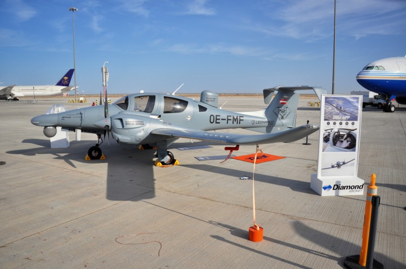 Trong khuôn viên của triển lãm, rất nhiều loại máy bay được trưng bày. Đây đều là phiên bản thật, không phải mô hình. Ảnh: Máy bay do thám hai động cơ DA2. Nguồn ảnh: BMPD.