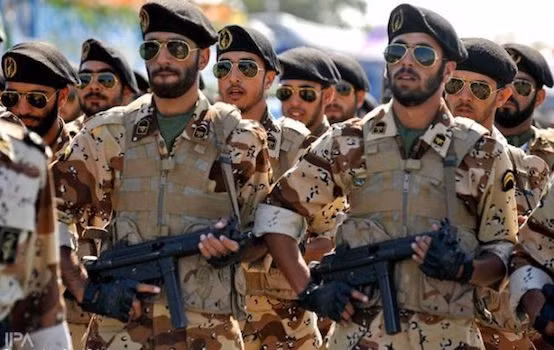 Không chỉ giữ nhiệm vụ bảo đảm an ninh nội địa trong nước, Vệ binh Cách mạng Iran còn không ngần ngại tham gia vào các cuộc xung đột giữa nước này với láng giềng, điển hình như cuộc chiến ở Syria năm 2011, ở Iraq năm 2014,... cũng đều có "dấu chân" của vệ binh cách mạng. Nguồn ảnh: Pinterest.