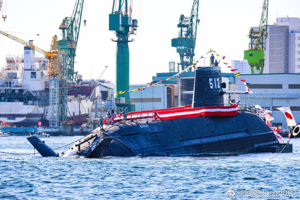 Do động cơ điện có công suất đầu ra tốt hơn nhiều và ít bị hao hụt so với động cơ diesel nên khi lặn, tàu ngầm sẽ có tốc độ cao hơn so với khi sử dụng động cơ diesel khi nổi. Nguồn ảnh: Jason007.