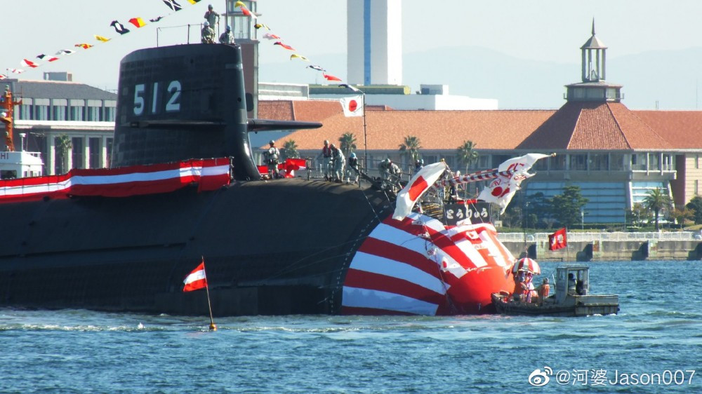 Ngoài ra, pin Li-ion không cần tới acid như các loại pin thông thường (pin ướt) hiện đang được sử dụng trên các tàu ngầm điện - diesel kiểu cũ. Vậy nên pin Li-ion sẽ chiếm ít không gian hơn và có trọng lượng nhẹ hơn. Nguồn ảnh: Jason007.