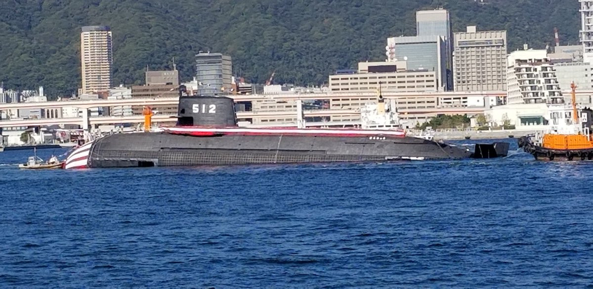 Mặc dù vậy, thiết kế động cơ diesel của tàu ngầm Soryu sử dụng pin Li-ion cũng sẽ phải thay đổi do loại pin này cần động cơ diesel mạnh hơn để có thể nạp điện. Ngoài ra, việc mang động cơ diesel công suất mạnh hơn cũng được cho là sẽ khiến tàu ngầm này trở nên ồn hơn khi sử dụng động cơ diesel di chuyển trên mặt nước. Nguồn ảnh: Jason007.