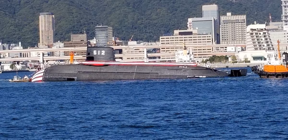 Mặc dù vậy, thiết kế động cơ diesel của tàu ngầm Soryu sử dụng pin Li-ion cũng sẽ phải thay đổi do loại pin này cần động cơ diesel mạnh hơn để có thể nạp điện. Ngoài ra, việc mang động cơ diesel công suất mạnh hơn cũng được cho là sẽ khiến tàu ngầm này trở nên ồn hơn khi sử dụng động cơ diesel di chuyển trên mặt nước. Nguồn ảnh: Jason007.