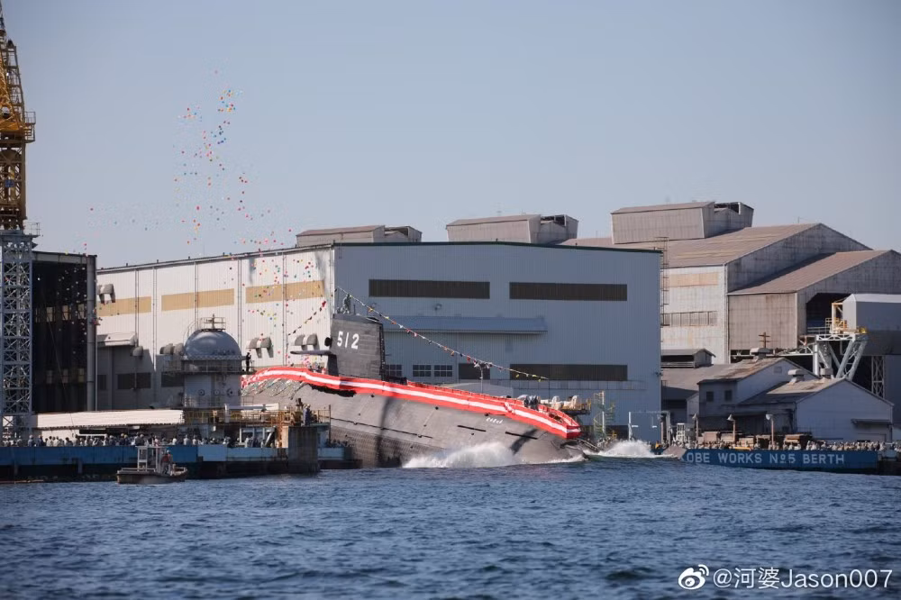 Cụ thể, tàu ngầm mới nhất vừa được Nhật hạ thuỷ có số thân SS 512 với giá thành đóng mới lên tới 64 triệu Yên Nhật - tương đương với khoảng 566 triệu USD. Trong khi đó những chiếc Soryu đóng theo công nghệ cũ có giá chỉ 51 tỷ Yên Nhật - khoảng 450 triệu USD. Nguồn ảnh: Jason007.