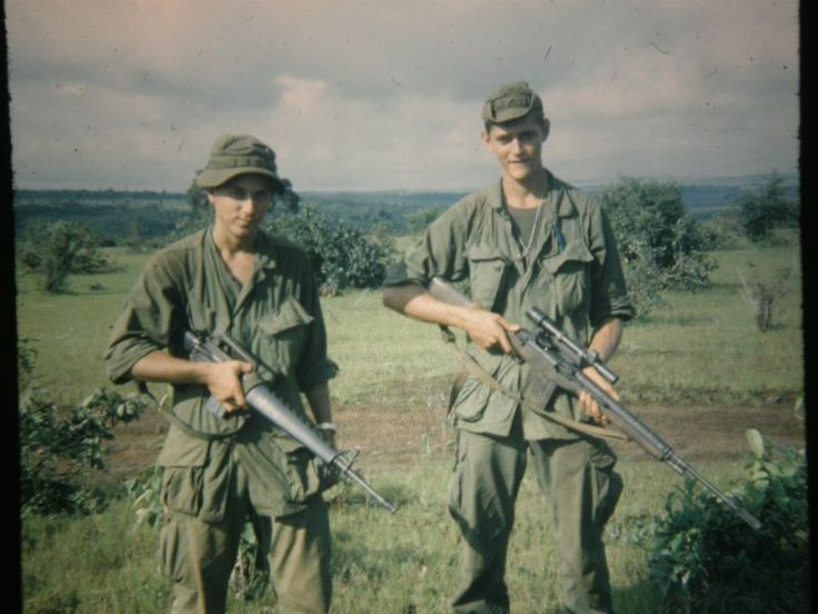 M14 tốt đến nỗi, tới tận thời điểm hiện tại quân đội Mỹ vẫn trang bị nó cho một vài đơn vị đặc biệt. Tất nhiên là so với phiên bản M14 được Mỹ sử dụng ở Việt Nam, phiên bản M14 của thế kỷ 21 đã được cải biến hiện đại hơn nhiều lần. Nguồn ảnh: Pinterest.