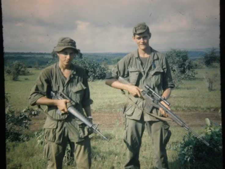 M14 tốt đến nỗi, tới tận thời điểm hiện tại quân đội Mỹ vẫn trang bị nó cho một vài đơn vị đặc biệt. Tất nhiên là so với phiên bản M14 được Mỹ sử dụng ở Việt Nam, phiên bản M14 của thế kỷ 21 đã được cải biến hiện đại hơn nhiều lần. Nguồn ảnh: Pinterest.