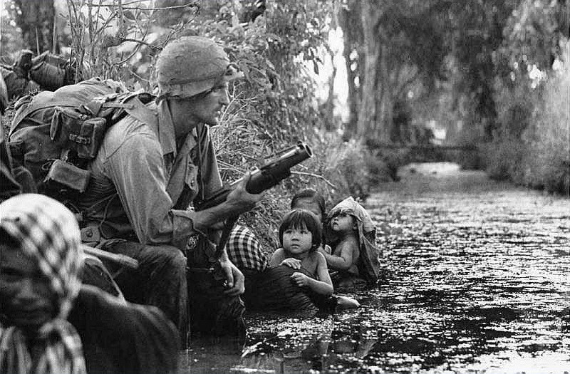 Súng phóng lựu M79 có cấu tạo đơn giản, dễ sử dụng, tầm bắn xa hơn ném lựu đạn cầm tay và có thể bắn theo quỹ đạo cầu vồng, tiêu diệt được mục tiêu ở phía sau vật cản. Nguồn ảnh: Pinterest.