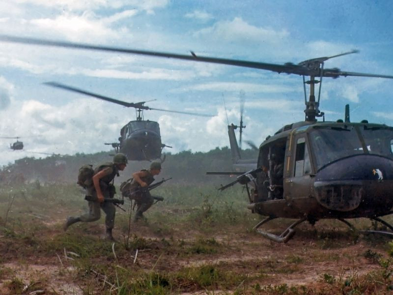 Tiếp đến là trực thăng UH-1 Huey. Đây là linh hồn của chiến thuật "trực thăng vận" do Mỹ sáng tạo ra ở Việt Nam. Nguồn ảnh: Pinterest.