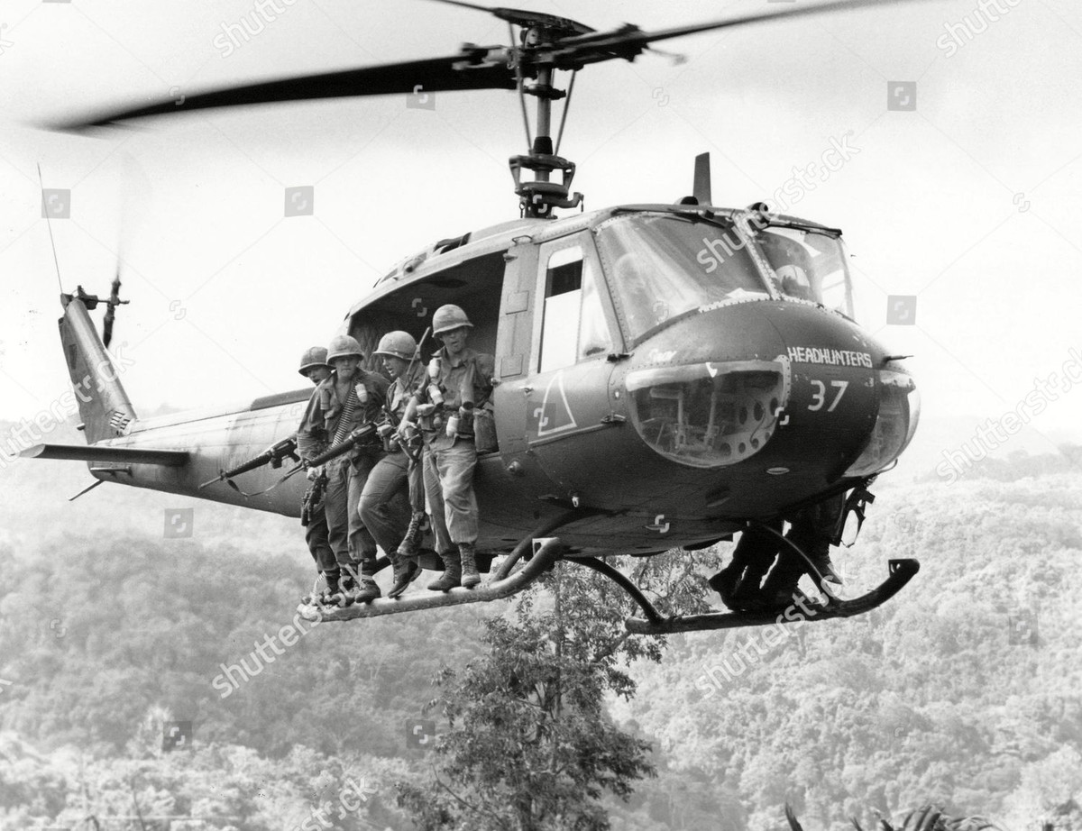 Được sử dụng với số lượng rất nhiều ở Việt Nam, ước tính có tới hơn một nửa trên tổng số 12.000 chiếc UH-1 các phiên bản được Mỹ mang tới chiến trường này, tuy nhiên cũng có tới khoảng hơn 3000 chiếc vĩnh viễn nằm lại nơi đây do bị ta bắn hạ hoặc bị tai nạn. Nguồn ảnh: Pinterest.