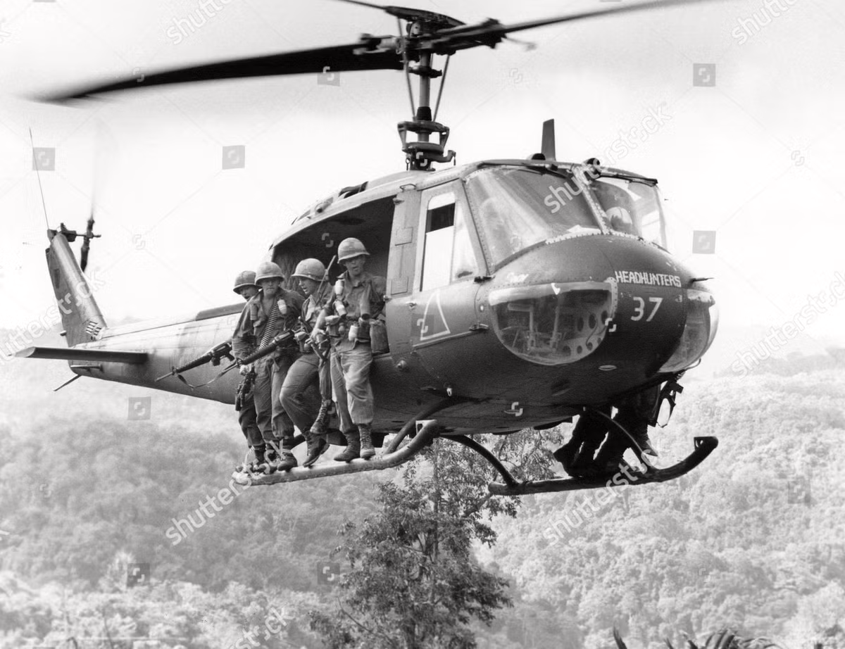 Được sử dụng với số lượng rất nhiều ở Việt Nam, ước tính có tới hơn một nửa trên tổng số 12.000 chiếc UH-1 các phiên bản được Mỹ mang tới chiến trường này, tuy nhiên cũng có tới khoảng hơn 3000 chiếc vĩnh viễn nằm lại nơi đây do bị ta bắn hạ hoặc bị tai nạn. Nguồn ảnh: Pinterest.