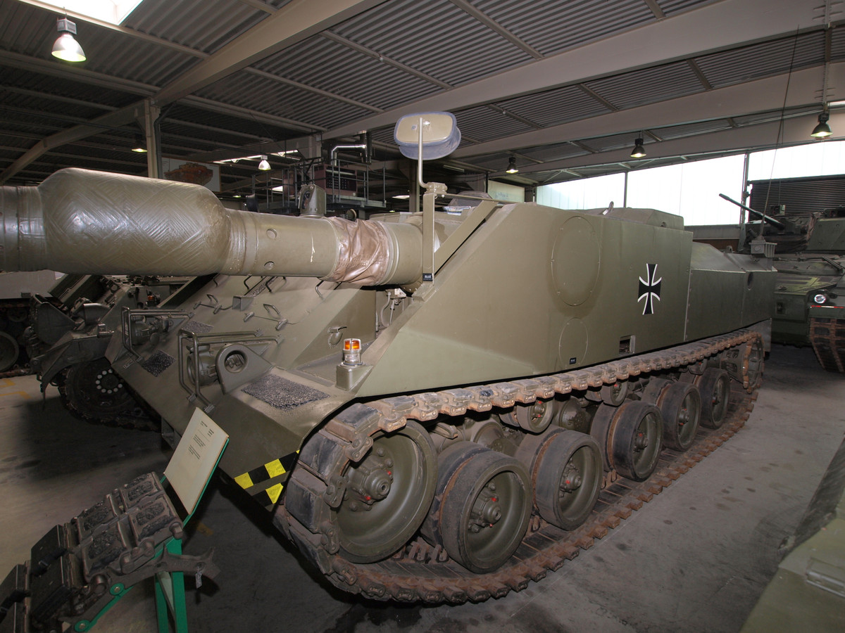 Loại pháo tự hành này được Tây Đức thiết kế trong thập niên 70 của thế kỷ trước. Về cơ bản, VT-1 được trang bị hai khẩu pháo 105mm và là loại phương tiện kỳ dị nhất thời bấy giờ. Nguồn ảnh: Wiki.