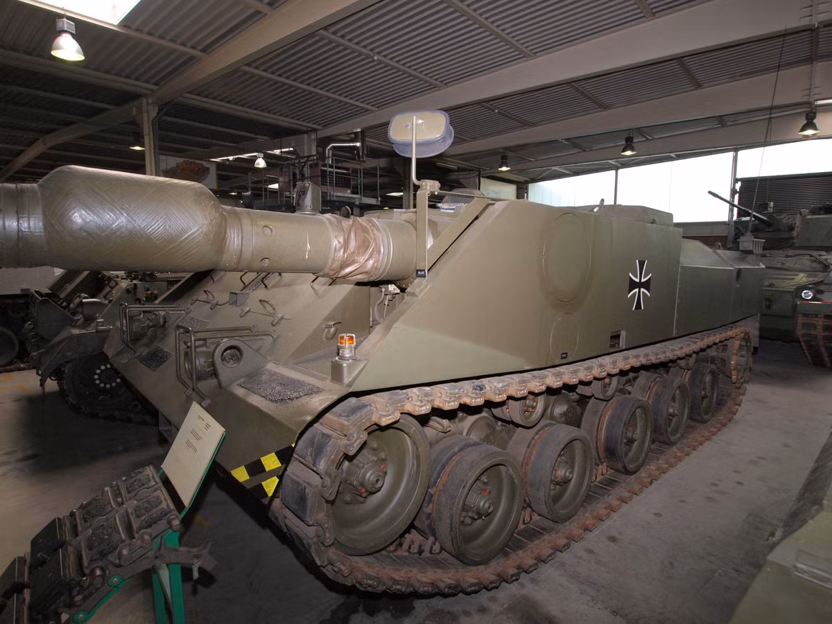 Loại pháo tự hành này được Tây Đức thiết kế trong thập niên 70 của thế kỷ trước. Về cơ bản, VT-1 được trang bị hai khẩu pháo 105mm và là loại phương tiện kỳ dị nhất thời bấy giờ. Nguồn ảnh: Wiki.