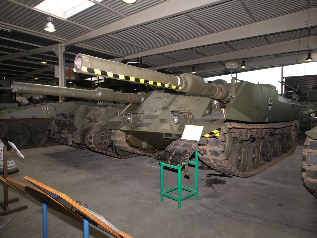 Xe tăng hai nòng VT-1 được xây dựng dựa trên khung gầm của thiết kế xe tăng chủ lực MBT-70 vốn đã bị huỷ bỏ trước đó. Mặc dù có tới hai nòng pháo nhưng khẩu pháo này cũng vẫn chỉ có kíp chiến đấu bốn người. Nguồn ảnh: Wiki.