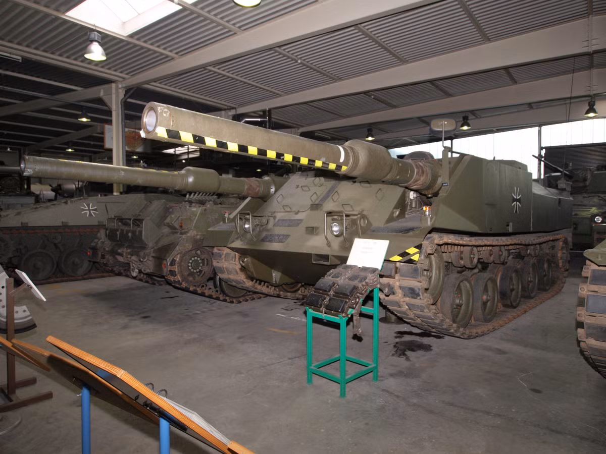 Xe tăng hai nòng VT-1 được xây dựng dựa trên khung gầm của thiết kế xe tăng chủ lực MBT-70 vốn đã bị huỷ bỏ trước đó. Mặc dù có tới hai nòng pháo nhưng khẩu pháo này cũng vẫn chỉ có kíp chiến đấu bốn người. Nguồn ảnh: Wiki.