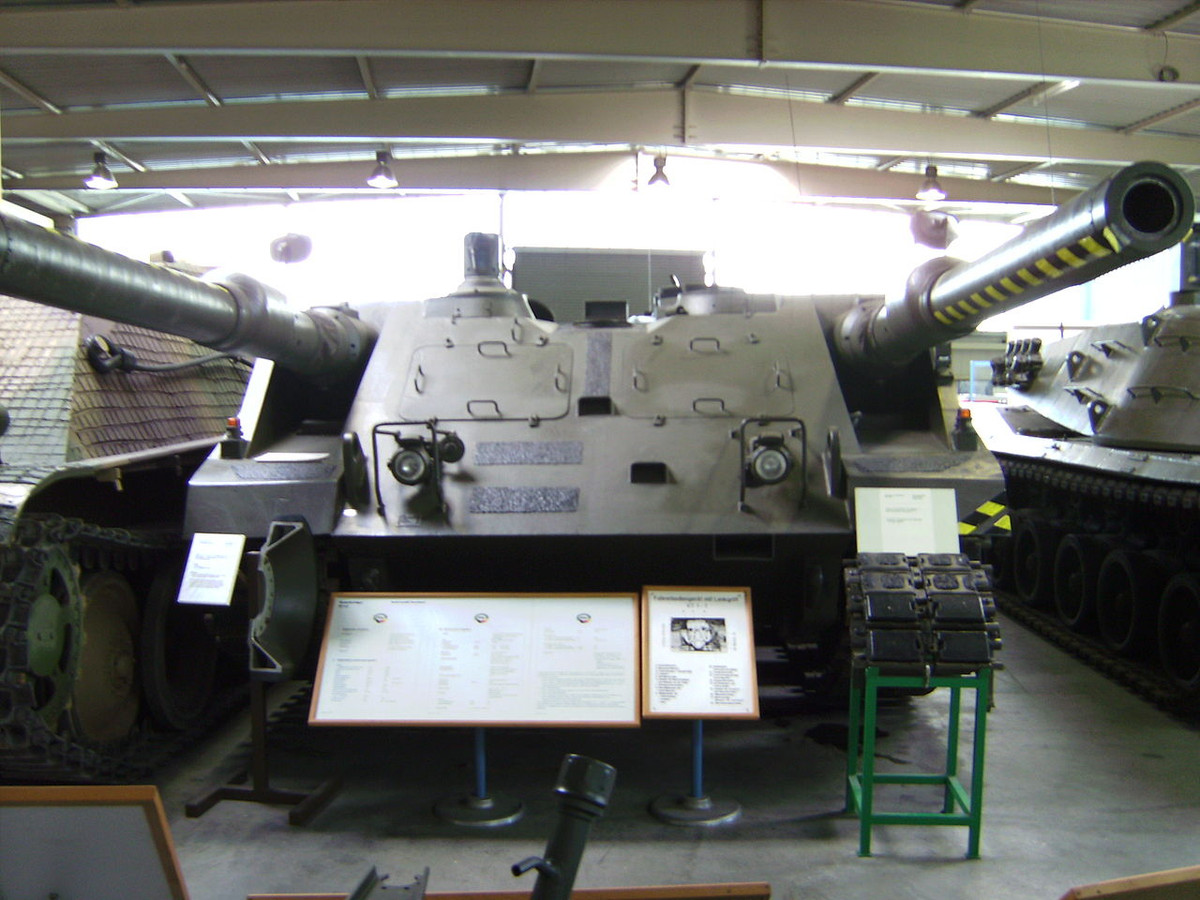 Kèm theo đó là VT-1 không có hệ thống nạp đạn tự động. Điều này có nghĩa là riêng một nạp đạn viên của chiếc VT-1 sẽ phải gánh vác phần việc cực kỳ nặng nề khi phải "hầu" cả hai khẩu pháo 105mm này. Nguồn ảnh: Wiki.