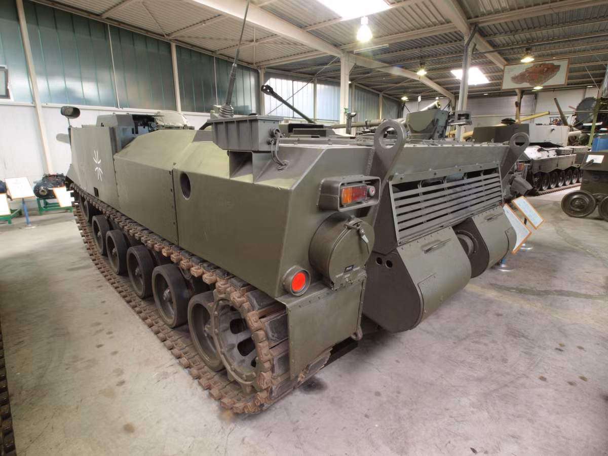 Chưa kể đến việc, VT-1 ra đời cùng lúc với đối thủ nặng ký đó là xe tăng Leopard 2 của Tây Đức. So với Leopard 2, VT-1 hoàn toàn không có "cửa" và chương trình nghiên cứu xe tăng hai nòng này đã sớm bị xếp xó. Nguồn ảnh: Pinterest.