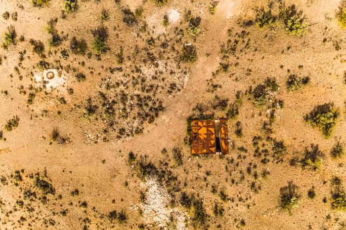 Nhìn từ trên mặt đất, tổ hợp này trông giống như một cái nhà kho bỏ hoang không hơn. Nguồn ảnh: BI.