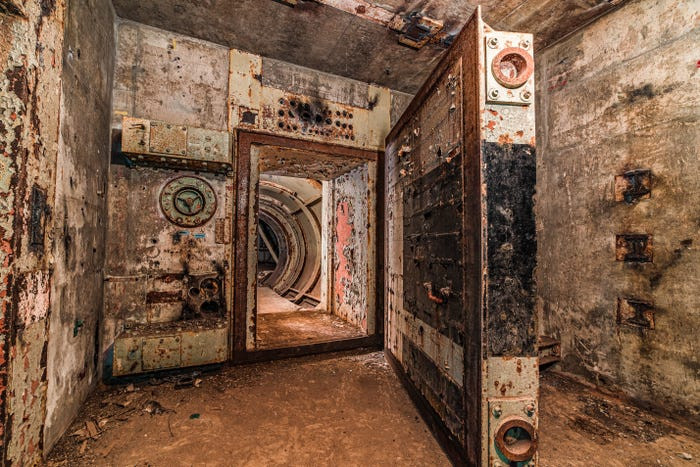 Phần lõi của tổ hợp giếng phóng tên lửa và trạm điều khiển này được ngăn cách với thế giới bên ngoài bằng ba cánh của thép cực dày, mỗi cửa nặng 3,1 tấn nhưng có thể mở ra chỉ bằng một người nhờ thiết kế đối trọng. Nguồn ảnh: BI.