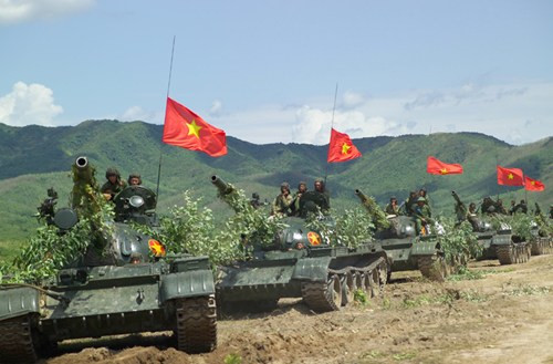 Sách trắng Quốc phòng Việt Nam năm 2019 cũng khẳng định, Việt Nam không tham gia chạy đua vũ trang và không để ngân sách quốc phòng trở thành gánh nặng của nền kinh tế. Theo thông tin được công bố trong cuốn sách này, Việt Nam đã chi 2.36% GDP năm 2018, tương đương khoảng 5,8 tỷ USD. Nguồn ảnh: QDND.