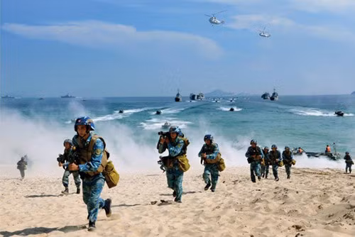 Đây là lần thứ tư Việt Nam công bố Sách trắng Quốc phòng. Trong quá khứ, chúng ta từng công bố tài liệu này ba lần vào các năm 1998 "Việt Nam củng cố quốc phòng bảo vệ Tổ quốc", 2004 mang tên "Quốc phòng Việt Nam những năm đầu của thế kỷ XXI" và năm 2009 mang tên "Quốc phòng Việt Nam năm 2009". Nguồn ảnh: Baodatviet.