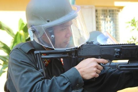 Súng sử dụng đạn 9x19mm với tầm sát thương tối đa khoảng 100 mét. Ngoài ra khẩu Corner Shot còn có các phiên bản sử dụng cỡ đạn lớn như 5,56mm với tầm bắn hiệu quả lên tới 350 mét. Nguồn ảnh: Zingnews.