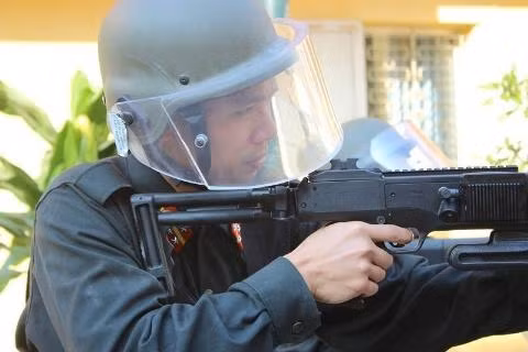 Súng sử dụng đạn 9x19mm với tầm sát thương tối đa khoảng 100 mét. Ngoài ra khẩu Corner Shot còn có các phiên bản sử dụng cỡ đạn lớn như 5,56mm với tầm bắn hiệu quả lên tới 350 mét. Nguồn ảnh: Zingnews.