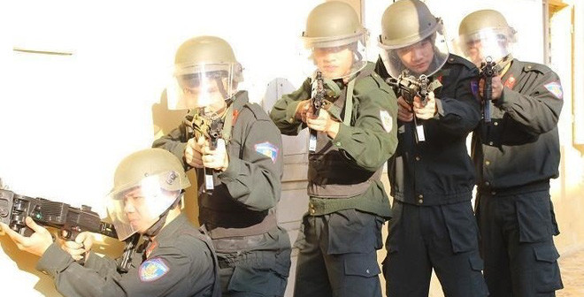 Khẩu súng này trông có vẻ cồng kềnh nhưng chỉ dài 820mm và nặng 3,8 kg - nghĩa là tương đương với khẩu AK-47 dù có cấu tạo khá to lớn, cục mịch. Nguồn ảnh: Zingnews.