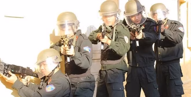 Khẩu súng này trông có vẻ cồng kềnh nhưng chỉ dài 820mm và nặng 3,8 kg - nghĩa là tương đương với khẩu AK-47 dù có cấu tạo khá to lớn, cục mịch. Nguồn ảnh: Zingnews.