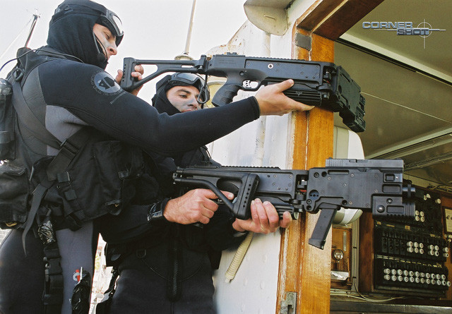 Với khả năng bẻ góc đến 90 độ, khẩu súng này không những có thể tác chiến được trong nhiều góc đánh hiểm mà nó còn có thể được sử dụng để làm thiết bị dò la trinh sát, thám thính từng góc khuất sau mỗi cánh cửa.Nguồn ảnh: Pinterest.