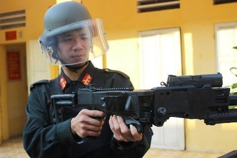 Không chỉ giúp lực lượng Cảnh sát Cơ động của ta thực hiện được những pha bắn bất ngờ, khẩu Corner Shot này còn giúp đảm bảo an toàn cho chiến sĩ khi tác chiến, tránh việc xạ thủ phải lộ người khỏi chỗ nấp để khai hoả. Nguồn ảnh: Zingnews.