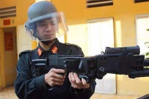 Không chỉ giúp lực lượng Cảnh sát Cơ động của ta thực hiện được những pha bắn bất ngờ, khẩu Corner Shot này còn giúp đảm bảo an toàn cho chiến sĩ khi tác chiến, tránh việc xạ thủ phải lộ người khỏi chỗ nấp để khai hoả. Nguồn ảnh: Zingnews.