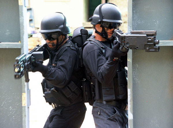 Nổi tiếng nhất trên thị trường thế giới hiện nay là khẩu Corner Shot - tên gọi đúng như tính nắng của nó khi được sử dụng để "bắn vào góc" khi cần. Nguồn ảnh: Pinterest.