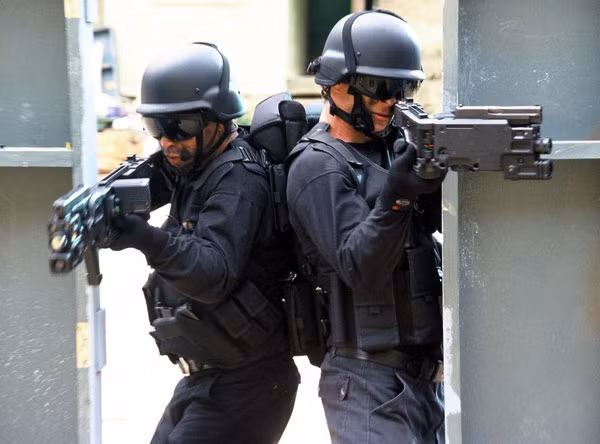 Nổi tiếng nhất trên thị trường thế giới hiện nay là khẩu Corner Shot - tên gọi đúng như tính nắng của nó khi được sử dụng để "bắn vào góc" khi cần. Nguồn ảnh: Pinterest.