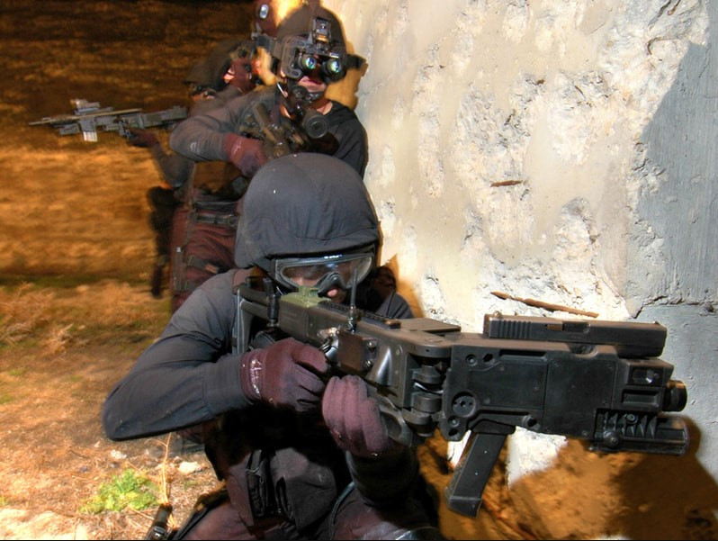 Đây là cảm hứng cho rất nhiều khẩu súng bắn qua góc khuất hiện đại sau này được sử dụng bởi các lực lượng đặc nhiệm, cảnh sát trên khắp thế giới. Nguồn ảnh: Pinterest.